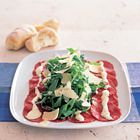 Rundercarpaccio met rucola, Parmezaanse kaas en aioli