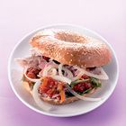 Bagel met tonijn en tomatenchutney