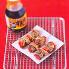 Yakitori van gefrituurd varkensvlees met Japanse worcestersaus
