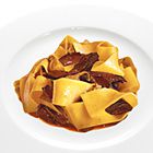 Italiaanse hazenpeper met brede lintpasta