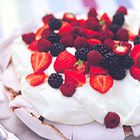 Pavlova met rood zomerfruit