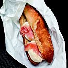 Brood met geitenkaas en spek