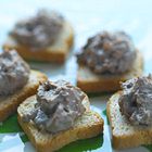 Mousse van kippenlevertjes op minicrostini
