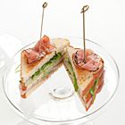 Clubsandwich met asperges en ham