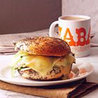 Bagel met tonijnsalade en gesmolten kaas
