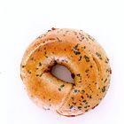 Bagel met zongedroogde tomaten en basilicum