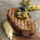 Tonijn met groene salsa en aardappel-knoflookpuree