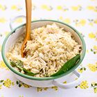 Nasi goerih (kruidige rijst met kip en kemirinoten)