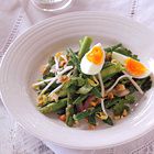 Aspergesalade met sperziebonen, ei en Thaise kokosdressing