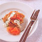 Rösti met gerookte zalm en honing-mosterdroom