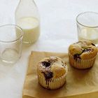 Cupcakes met frambozen, ricotta en pijnboompitten