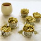 Cupcakes van groene thee met glazuur van roomkaas en chocolade