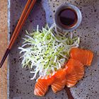 Klassieke zalmsashimi met daikonsalade