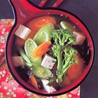 Misosoep met tofu, zeewier, wortel, prei en broccoli