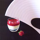 Witte chocolademousse met aardbeien en wasabi