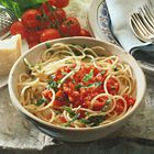 Spaghetti met tomaat, munt en basilicum