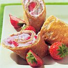 Pannenkoek-rolletjes met aardbeienroom