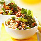 Rijstsalade met kip en walnoten