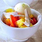 Tropische fruitsalade met pina colada en kokos
