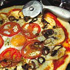 Pizza met rookkaas, ei, tomaten en gefruite uien