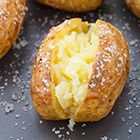 Gepofte aardappel met tonijn en bieslook