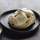 Meringues met vanille, passievrucht en crème anglaise