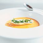 Paprikasoep met conchiglie, spinazie en feta
