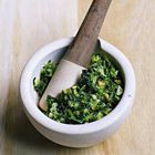 Pesto met citroen, krulandijvie en walnoten