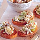 Bruschetta met waldorfsalade van gerookte kip