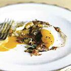Rösti met uien en komijn en gebakken eieren