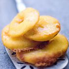 Appelbeignets met kaneelpoeder