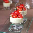 Panna cotta van pesto met kerstomaatjes en pijnboompitten