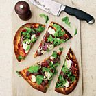 Brood pizza van naan met pittige runderworst en ricotta
