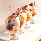 Bananen-sundaes met karamelsaus
