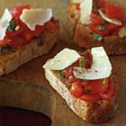 Bruschetta met tomaten, basilicum en Parmezaanse kaas
