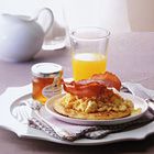 Blini's met roerei en bacon