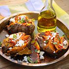 Gepofte zoete aardappel met feta, chilipeper en koriander