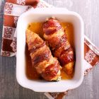 Gevulde kipfilet met mozzarella gewikkeld in ontbijtspek