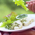 Gevulde kipfilet met tuinkruidenvulling
