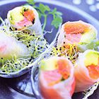 Gerookte zalm rolletjes met avocado en grapefruit