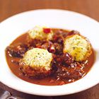 Coq au vin met kruidige knoedels
