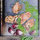 Karbonades met knoflook en tijm, roodlof en doperwten