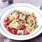Pastasalade met kerstomaatjes, munt en mozzarella