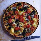 Hartige taart met broccoli en bloemkool en blauwe kaas