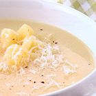 Knoflook-aardappelsoep met Parmezaanse kaas