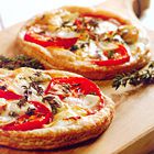 Bladerdeeg pizza met geitenkaas en tomaat