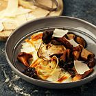 Schorseneren met paddenstoelen, room en parmezaanschilfers