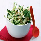 Krokante courgette salade met citroen en sesamzaadjes