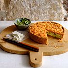 Quiche met courgette, feta en Parmezaanse crumble