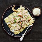 Ravioli met fromage frais en bieslook en romige boletensaus